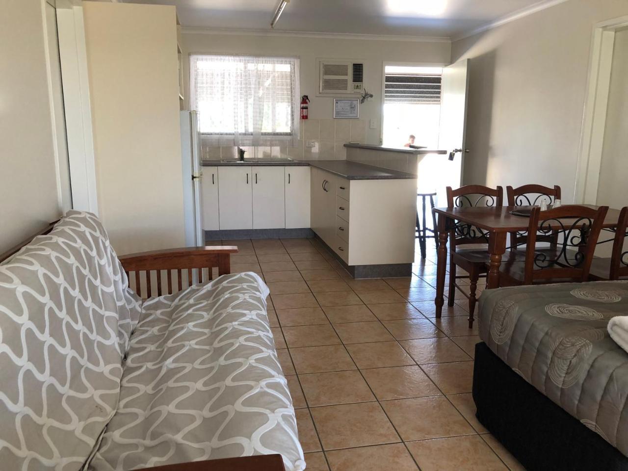 True Blue Motor Inn Rockhampton Ngoại thất bức ảnh