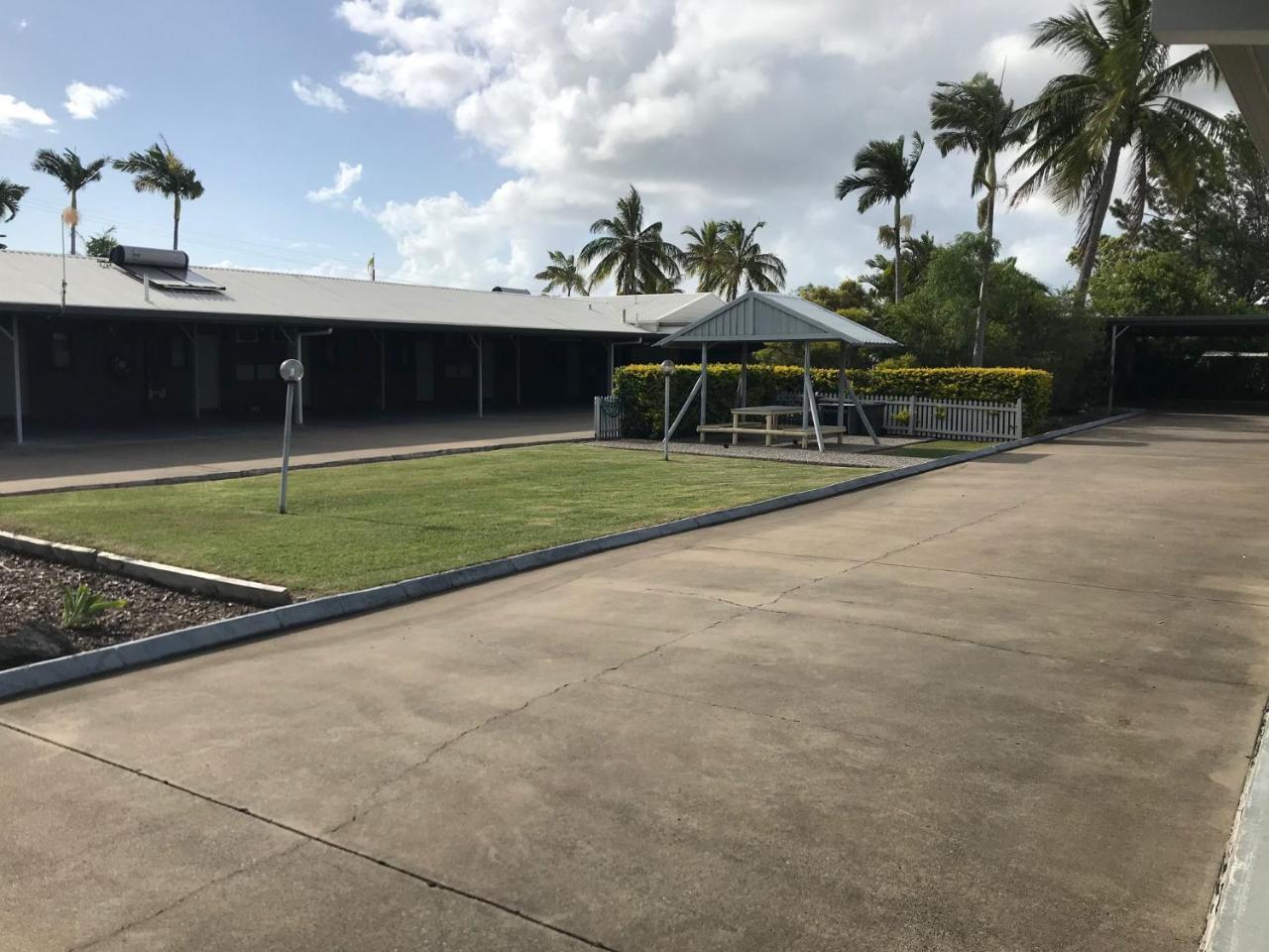 True Blue Motor Inn Rockhampton Ngoại thất bức ảnh