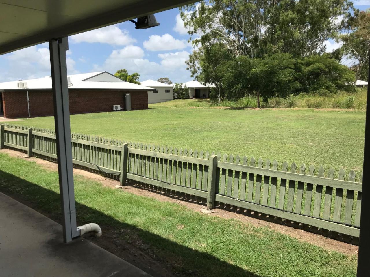 True Blue Motor Inn Rockhampton Ngoại thất bức ảnh